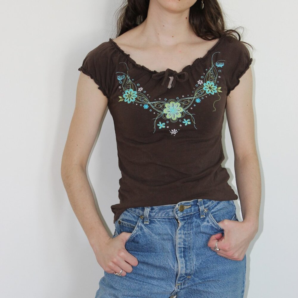 Y2K brown t-shirt with turquoise, white and green embroidered flowers
